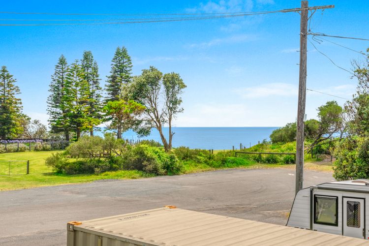Amazing beach only a few minutes walk away. Easy access to an amazing surf beach for surfing