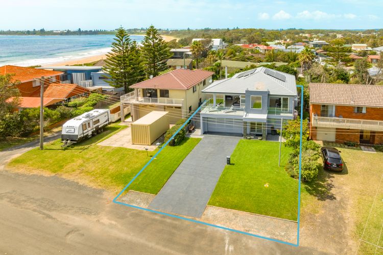 Amazing beach only a few minutes walk away. Easy access to an amazing surf beach for surfing