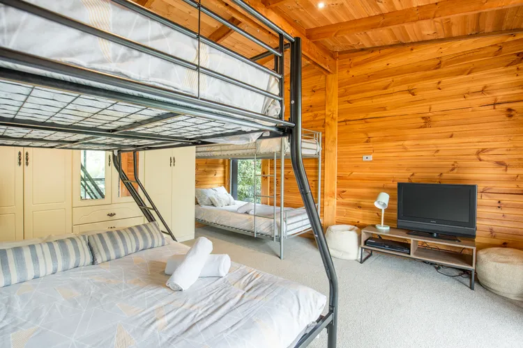 Hidden Orchard – Pet Friendly – 4 Mins Walk to Beach