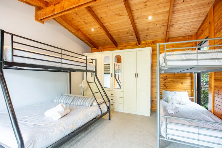 Hidden Orchard – Pet Friendly – 4 Mins Walk to Beach