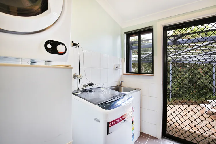 Hidden Orchard – Pet Friendly – 4 Mins Walk to Beach