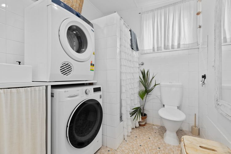 Adrift – Pet-friendly – 5 min Walk to Bay – Rustic Charm