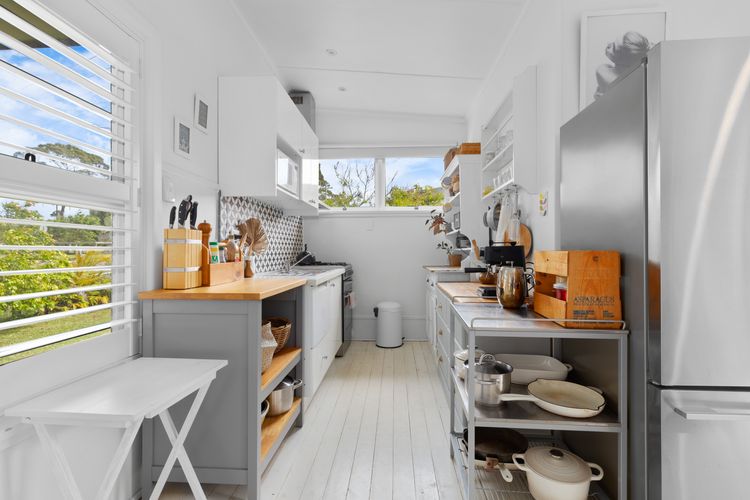Adrift – Pet-friendly – 5 min Walk to Bay – Rustic Charm