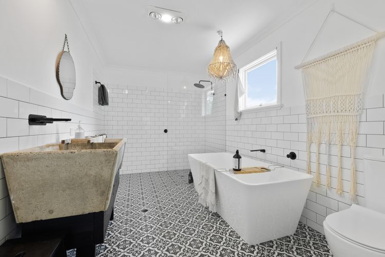 Adrift – Pet-friendly – 5 min Walk to Bay – Rustic Charm