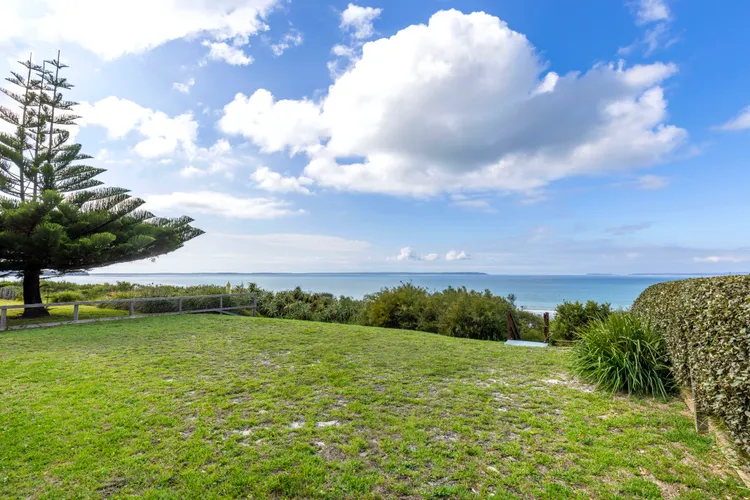 Quay’s Cabin: Your Front-Row Seat to the Ocean – Beachfront Bliss Awaits