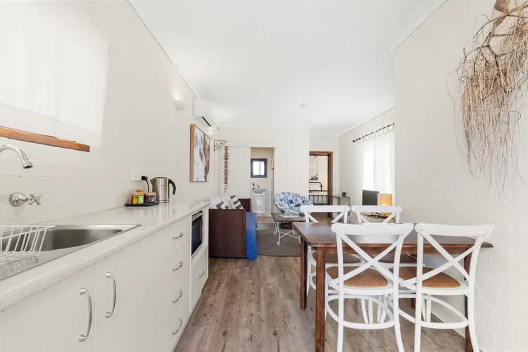 Quay’s Cabin: Your Front-Row Seat to the Ocean – Beachfront Bliss Awaits