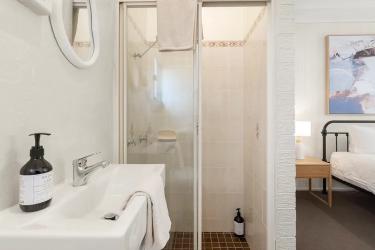 Quay’s Cabin: Your Front-Row Seat to the Ocean – Beachfront Bliss Awaits