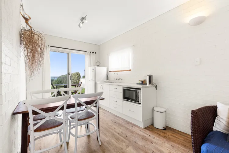 Quay’s Cabin: Your Front-Row Seat to the Ocean – Beachfront Bliss Awaits
