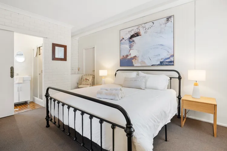 Quay’s Cabin: Your Front-Row Seat to the Ocean – Beachfront Bliss Awaits