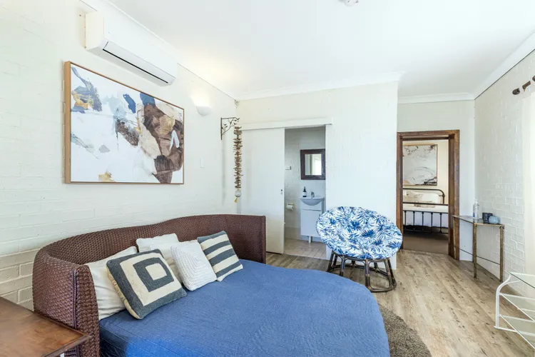 Quay’s Cabin: Your Front-Row Seat to the Ocean – Beachfront Bliss Awaits