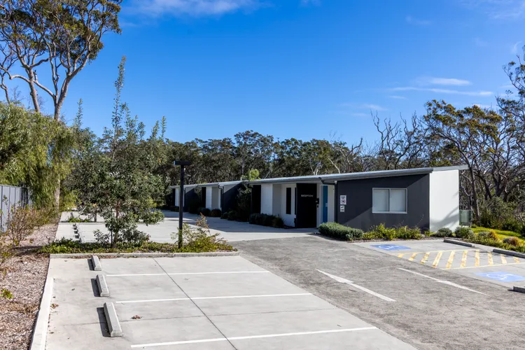 Modern Queen Studio – 6 Min Walk to Beach