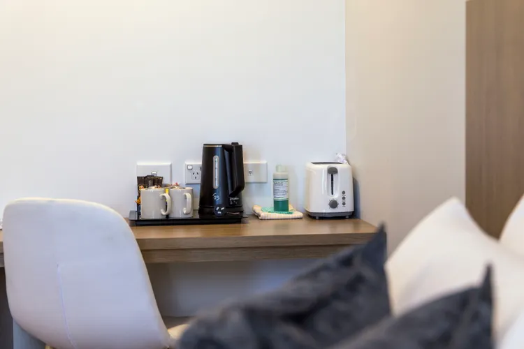 Modern Queen Studio – 6 Min Walk to Beach