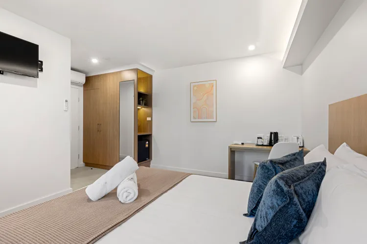 Modern Queen Studio – 6 Min Walk to Beach