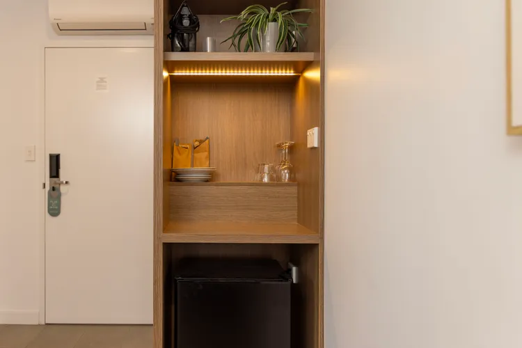 Modern Queen Studio – 6 Min Walk to Beach