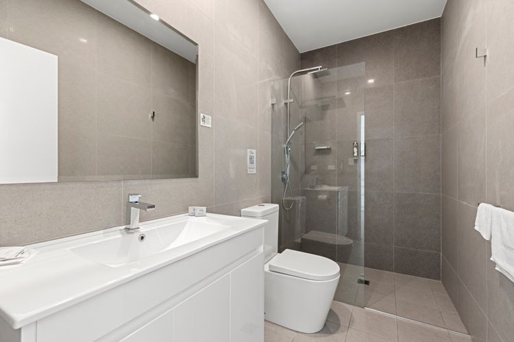 Modern 2 Bed Apartment with BBQ – 6 Min walk to beach