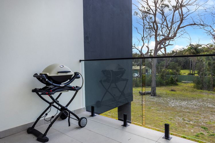 Modern 2 Bed Apartment with BBQ – 6 Min walk to beach