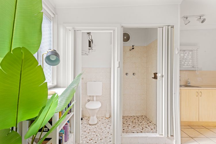 The Cabana – Pet Friendly with Fireplace – 2 Mins to Beach