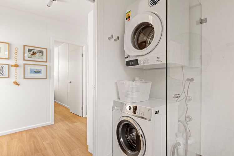 The Cabana – Pet Friendly with Fireplace – 2 Mins to Beach
