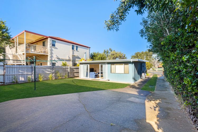 The Cabana – Pet Friendly with Fireplace – 2 Mins to Beach
