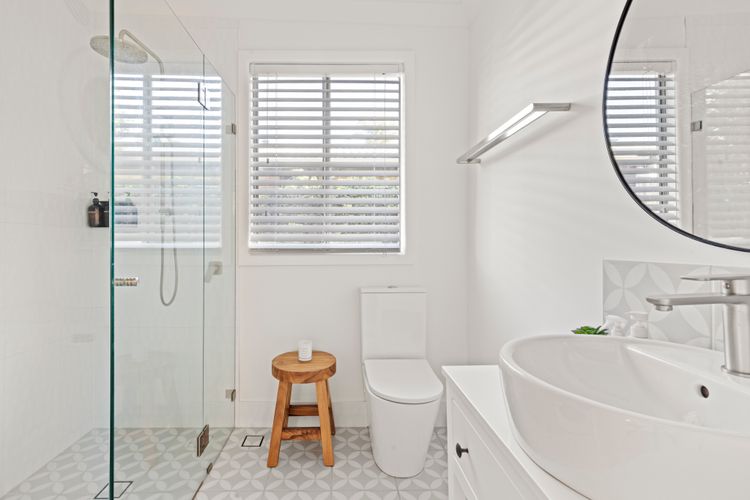 The Cabana – Pet Friendly with Fireplace – 2 Mins to Beach