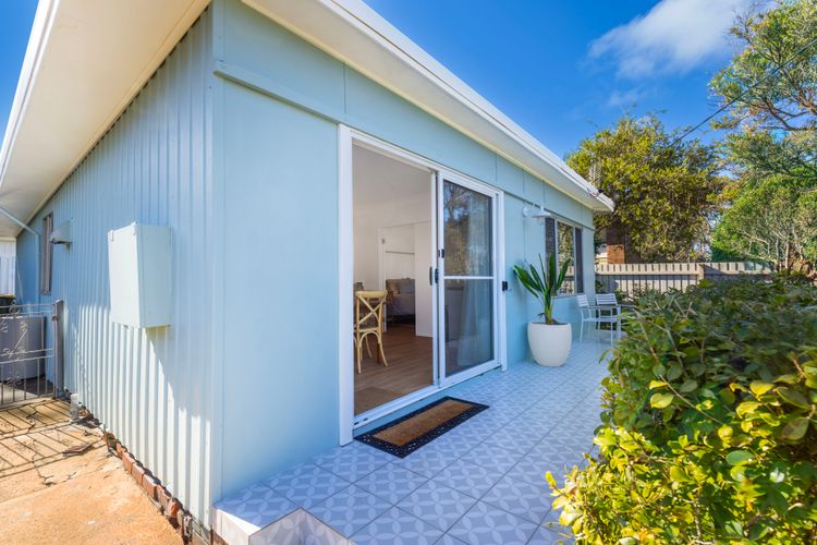 The Cabana – Pet Friendly with Fireplace – 2 Mins to Beach