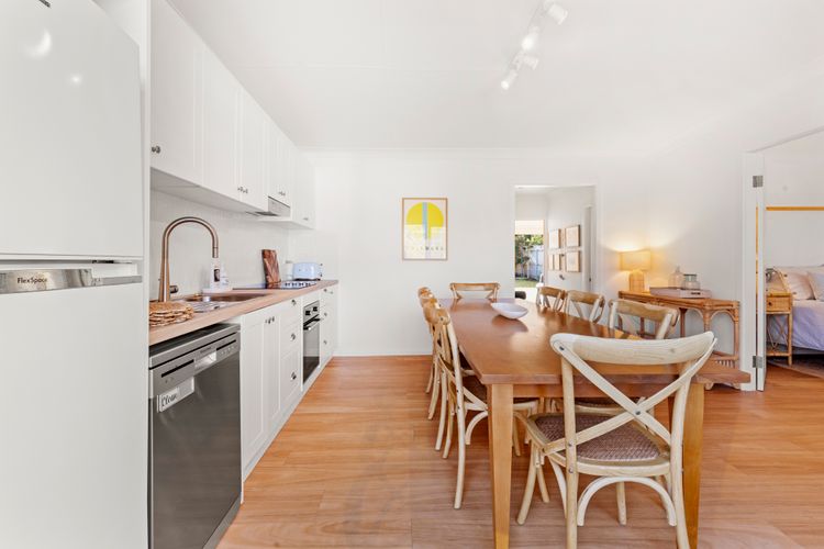 The Cabana – Pet Friendly with Fireplace – 2 Mins to Beach