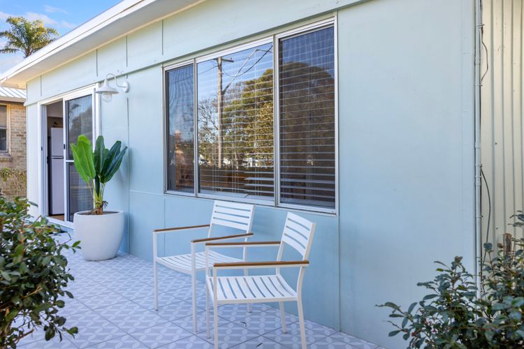 The Cabana – Pet Friendly with Fireplace – 2 Mins to Beach