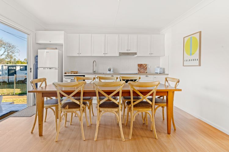 The Cabana – Pet Friendly with Fireplace – 2 Mins to Beach