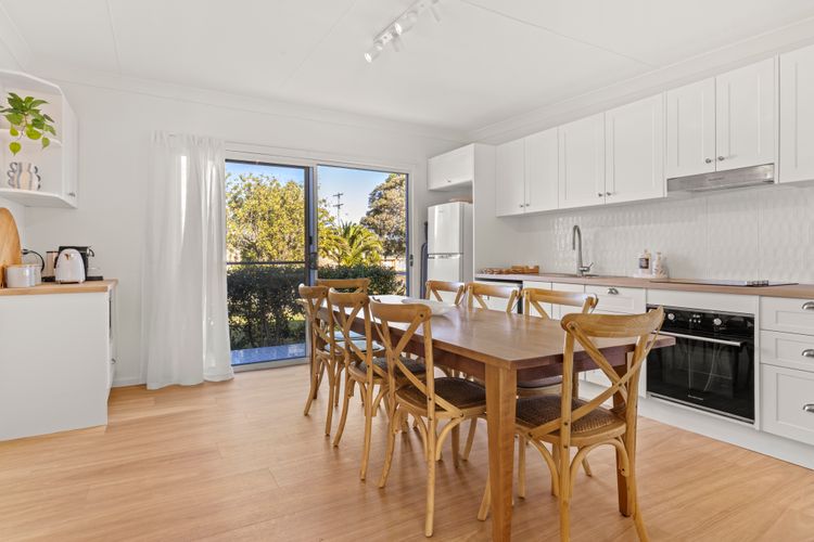 The Cabana – Pet Friendly with Fireplace – 2 Mins to Beach