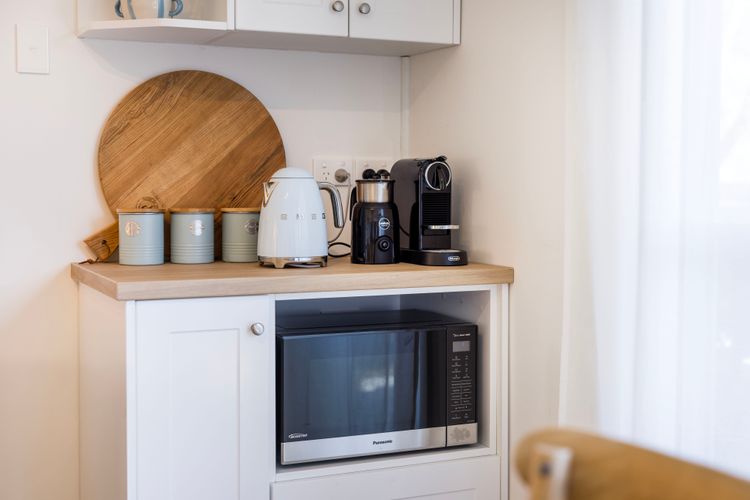 The Cabana – Pet Friendly with Fireplace – 2 Mins to Beach