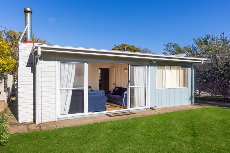 The Cabana – Pet Friendly with Fireplace – 2 Mins to Beach