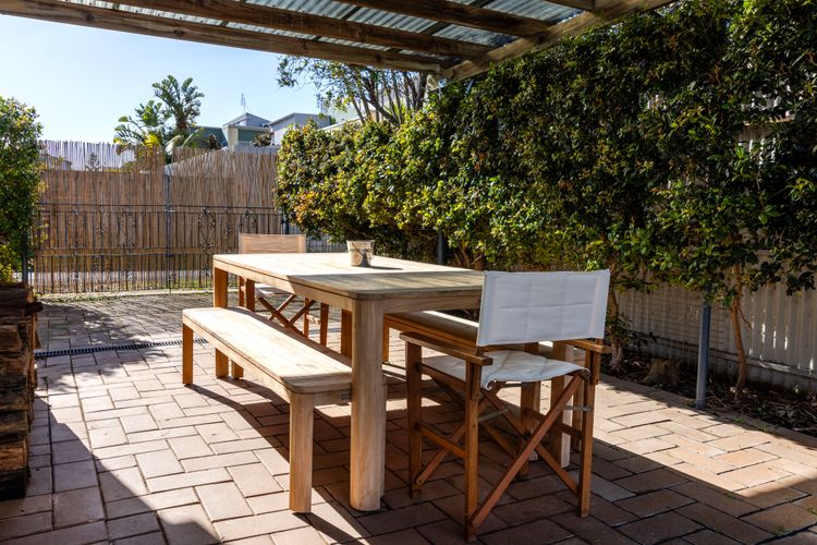 The Cabana – Pet Friendly with Fireplace – 2 Mins to Beach