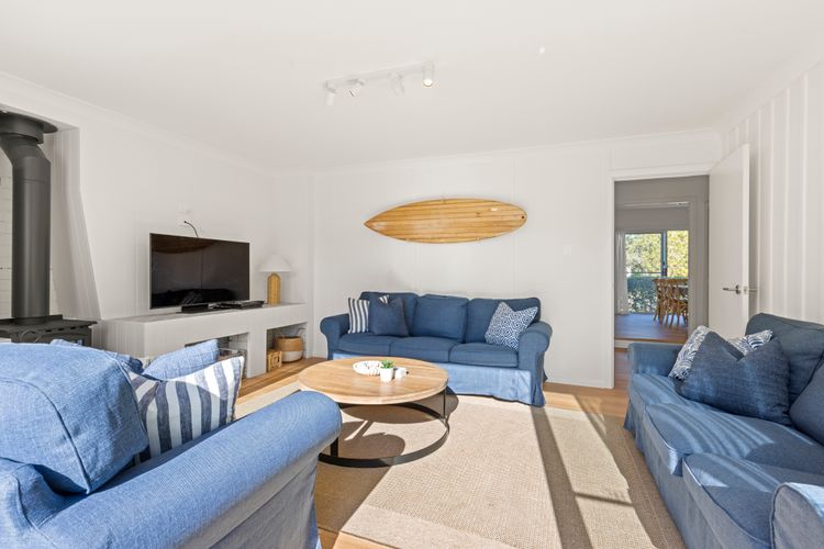 The Cabana – Pet Friendly with Fireplace – 2 Mins to Beach