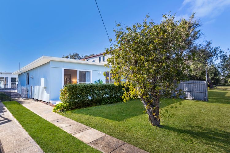 The Cabana – Pet Friendly with Fireplace – 2 Mins to Beach