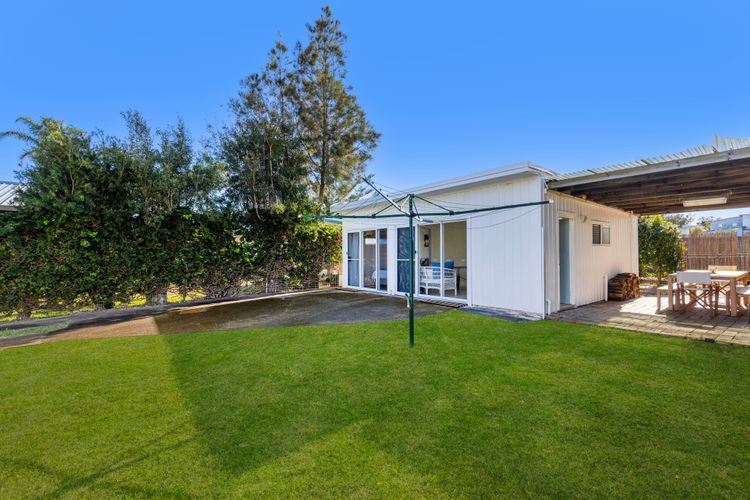 The Cabana – Pet Friendly with Fireplace – 2 Mins to Beach