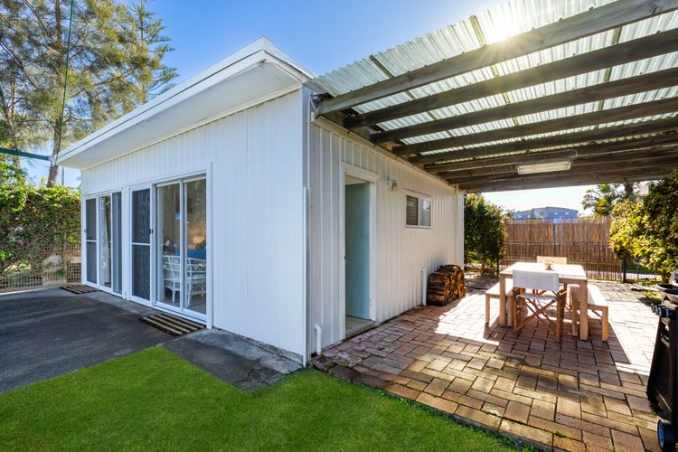 The Cabana – Pet Friendly with Fireplace – 2 Mins to Beach