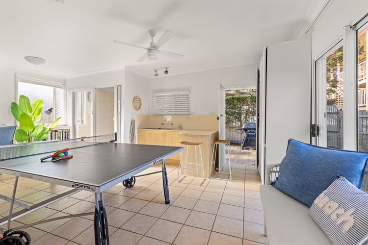 The Cabana – Pet Friendly with Fireplace – 2 Mins to Beach