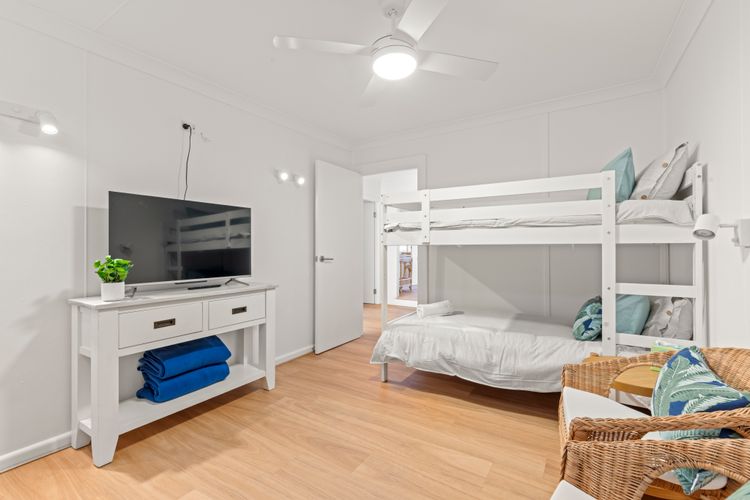 The Cabana – Pet Friendly with Fireplace – 2 Mins to Beach
