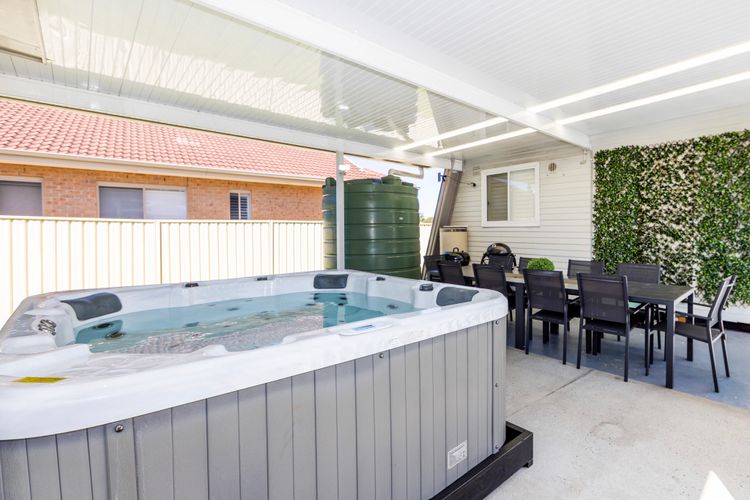 Wavesong on Watts – Pet Friendly with Spa