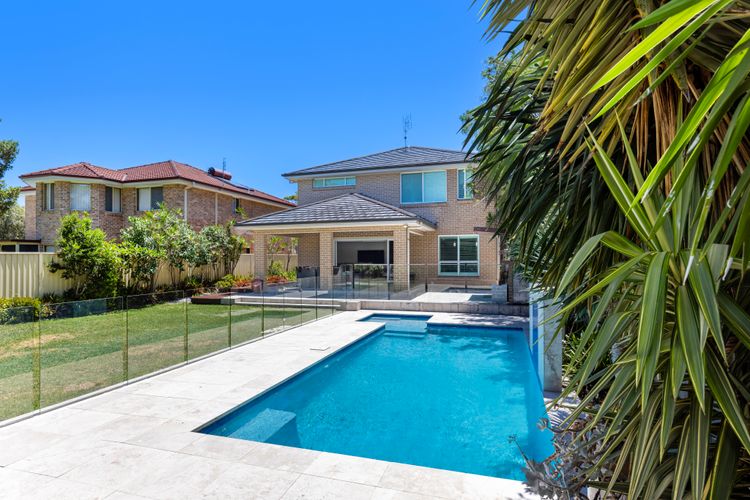 Sunkissed Manor – Swimming Pool – 3 Mins to Beach