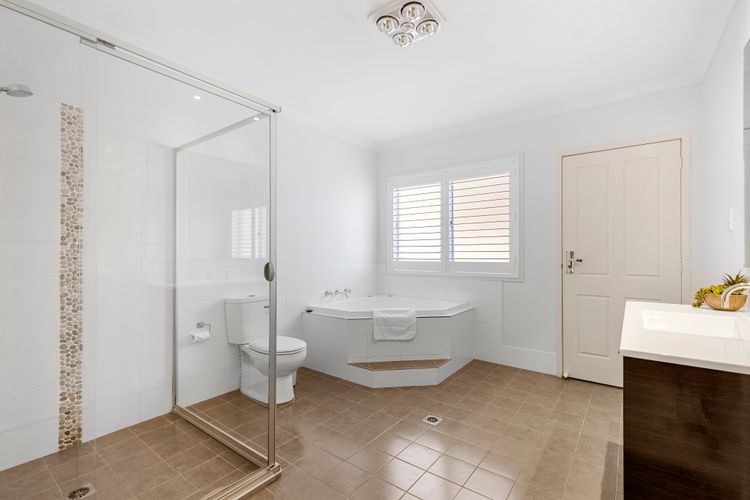 Sunkissed Manor – Swimming Pool – 3 Mins to Beach