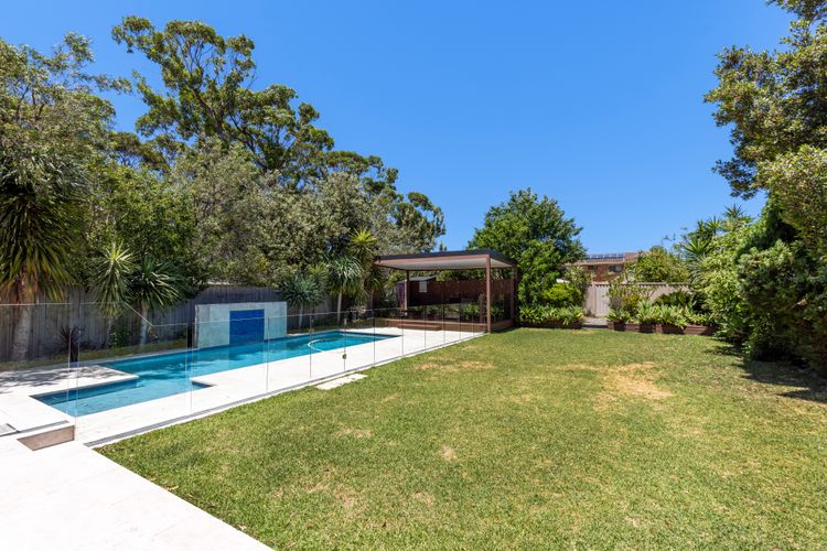 Sunkissed Manor – Swimming Pool – 3 Mins to Beach