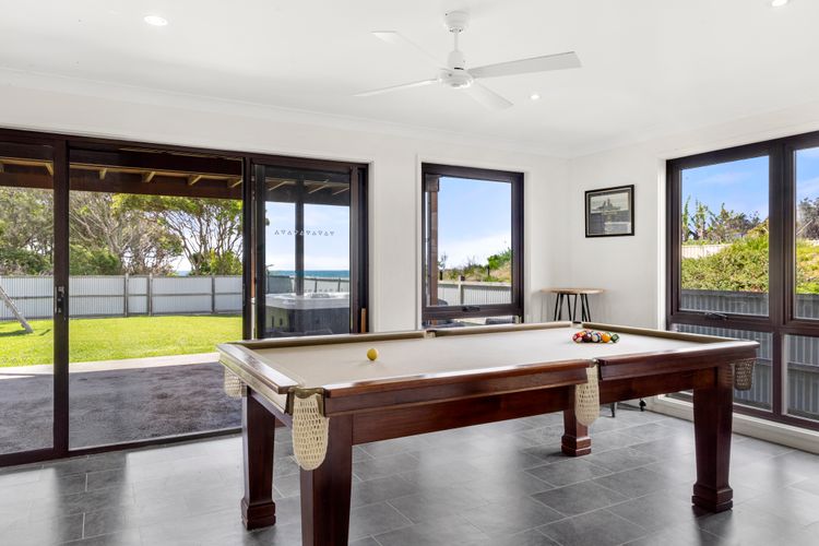 Whale Watcher – Beachfront with Spa