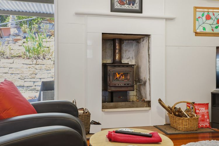 Dorathee Cottage – Pet Friendly – Absolute Waterfront