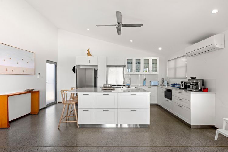 Pelican Retreat – Pet Friendly – Absolute Waterfront