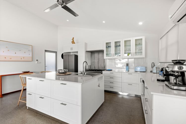 Pelican Retreat – Pet Friendly – Absolute Waterfront
