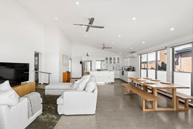 Pelican Retreat – Pet Friendly – Absolute Waterfront