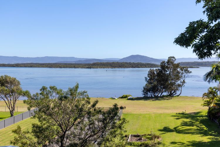 Pelican Retreat – Pet Friendly – Absolute Waterfront