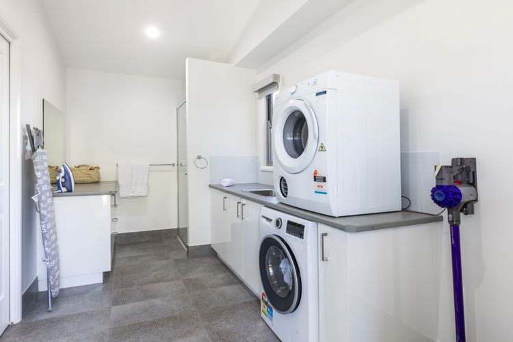 Pelican Retreat – Pet Friendly – Absolute Waterfront