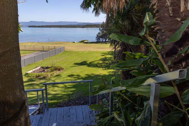 Pelican Retreat – Pet Friendly – Absolute Waterfront